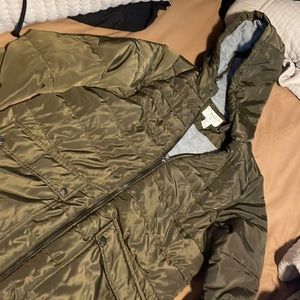 Olive green forever 21 puffer coat. Size large. Jersey material on inside.